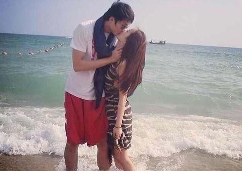 明星海边亲吻照片,明星甜蜜亲吻画面曝光